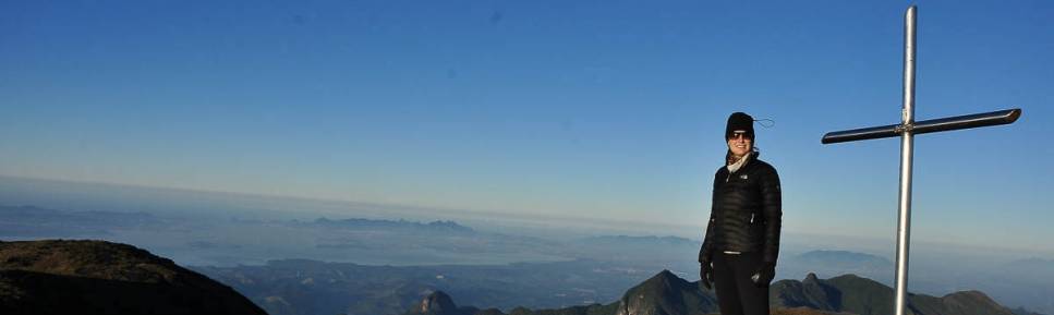 No alto do Morro do Marco, no Parque Nacional da Serra dos Órgãos, no Rio de Janeiro. Ao fundo, a Baía da Guanabara
